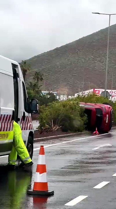 Vuelca un turismo en Las Chafiras