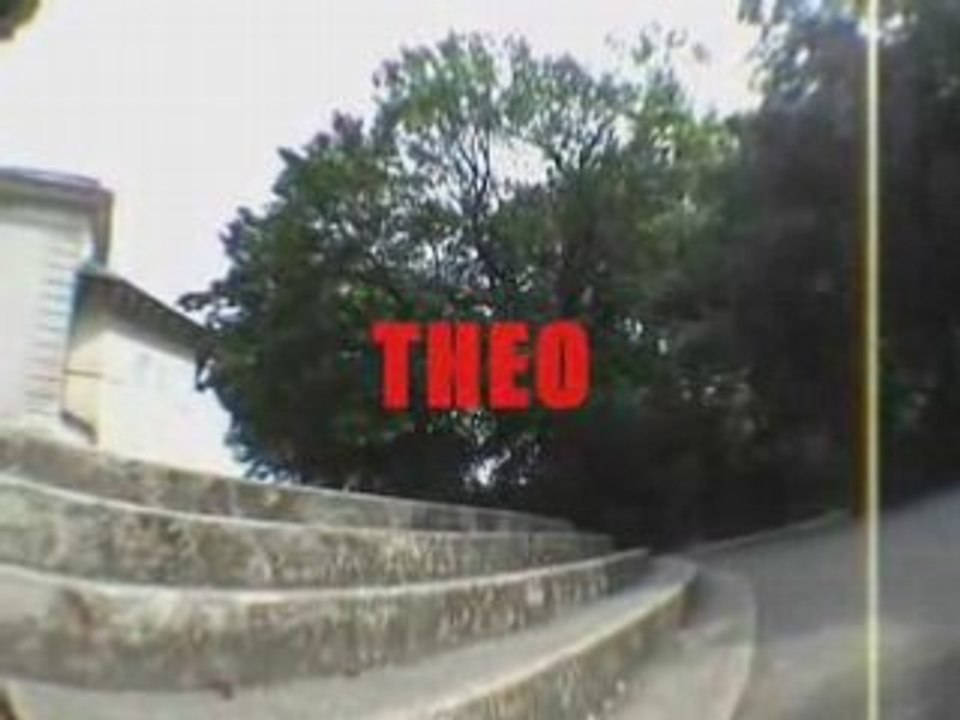 Quelques tricks de Theo au spot du parc