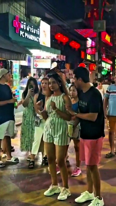Everyone Stopped! 😱 Queen On Street Sings Rihanna's 'Diamonds' in Phuket