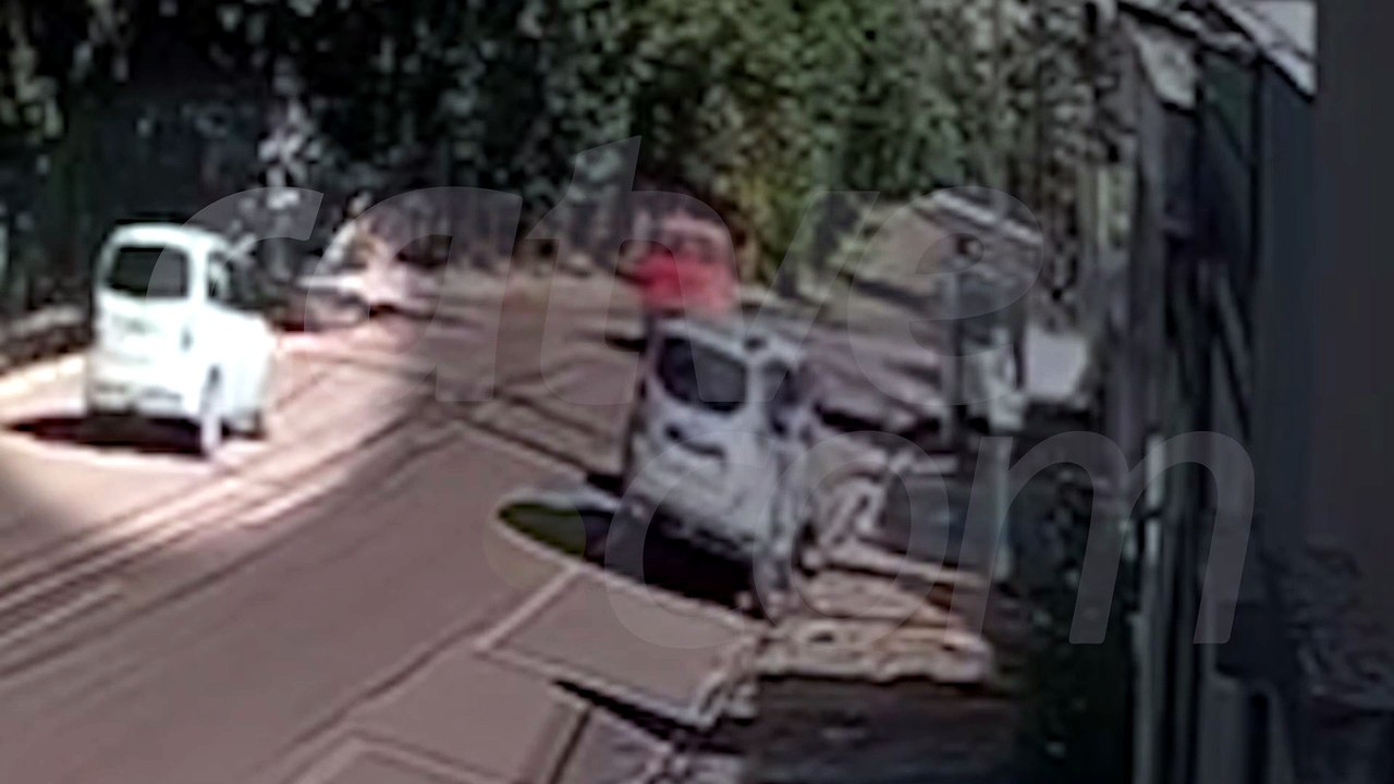 Câmera flagra momento que carro bate em muro no bairro Neva