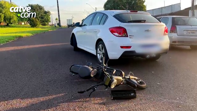 Batida entre carro e patinete elétrico deixa adolescente ferido no Floresta