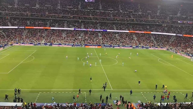 El saludo de los jugadores del Atleti a la afición antes de recibir al Arsenal