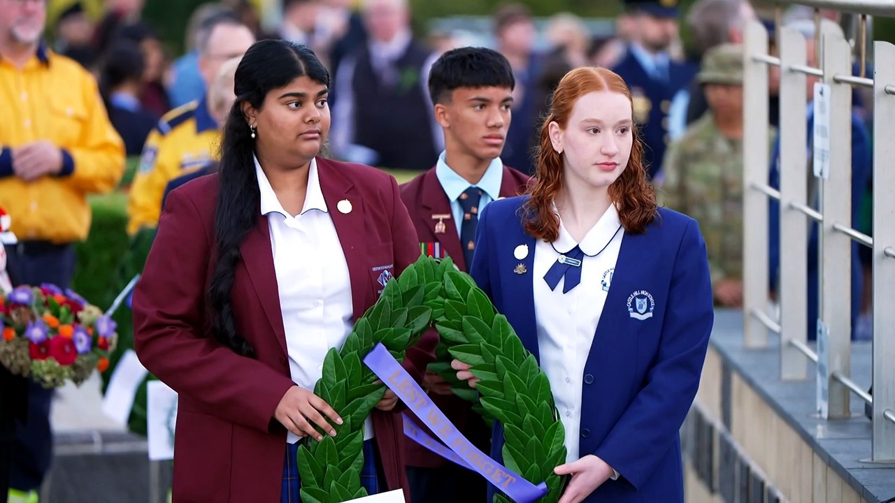 Australians remember the ANZACs at Sydney’s daw...