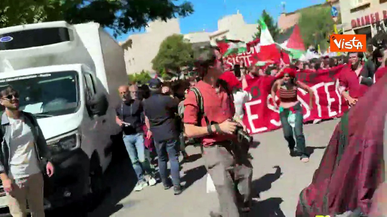 'Contro guerre e fascismo, resistenza', lo striscione alla manifestazione del 25 aprile a Roma