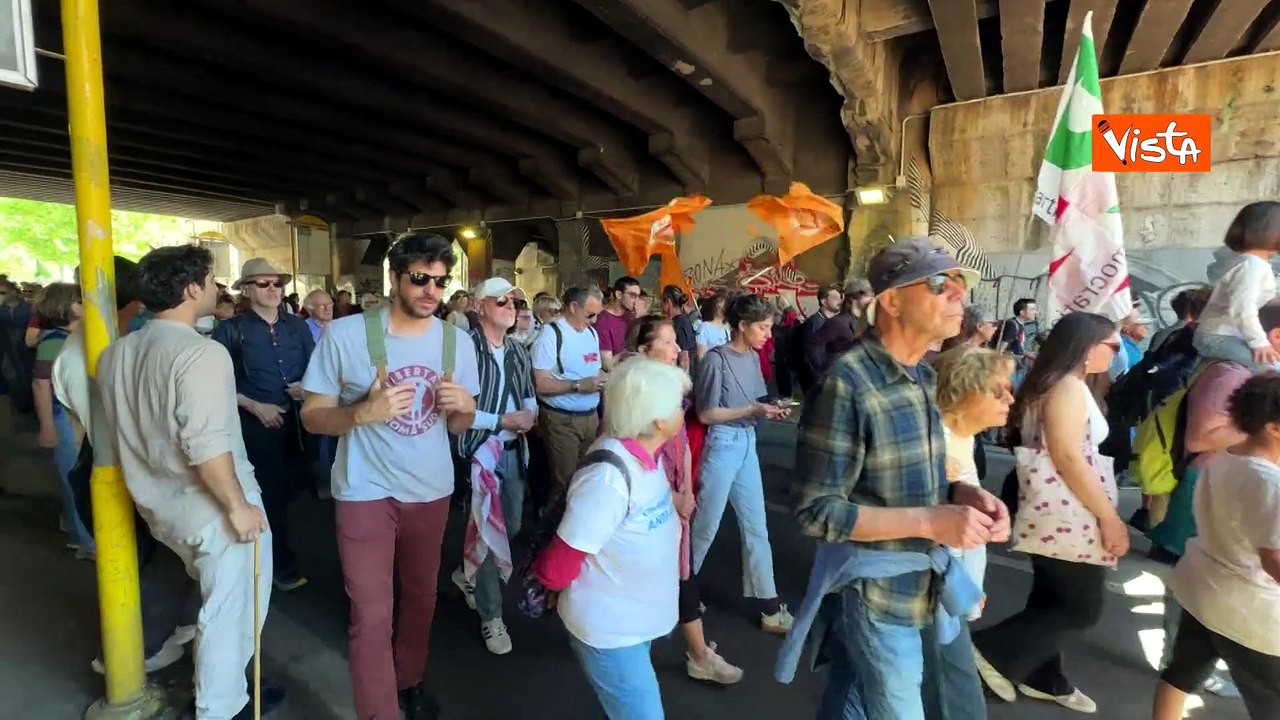 'Io obietto la guerra', lo striscione di Emergency alla manifestazione del 25 aprile a Roma