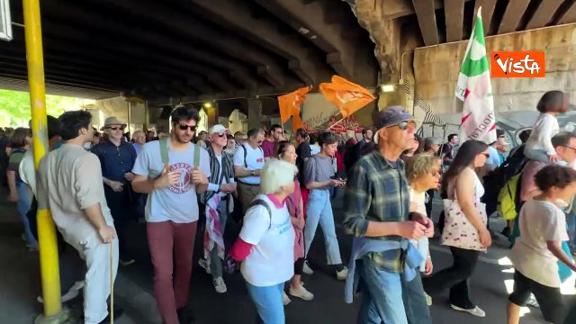 '25 aprile nessuna ricorrenza, ora e sempre resistenza' il coro al corteo del 25 aprile a Roma
