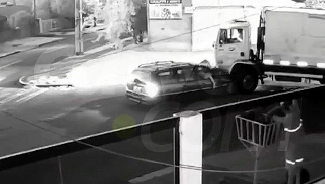 Vídeo mostra carro atingindo caminhão do lixo em Cascavel