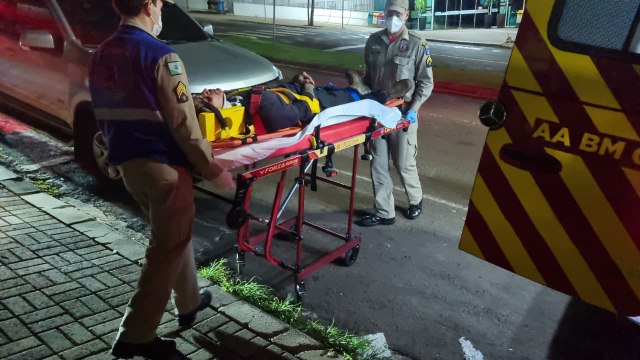 Motociclista fica ferido após queda na Avenida Brasil em Cascavel