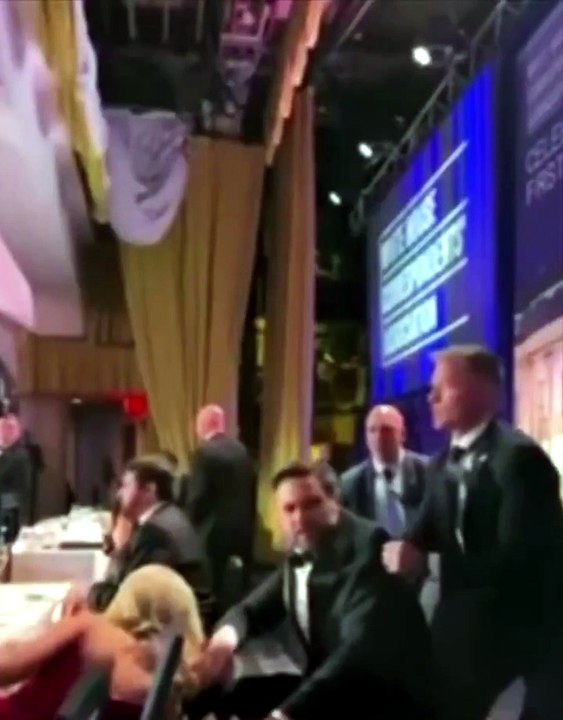 Nouvelles images de l'évacuation de Donald Trump après des coups de feu et du chaos dans la salle