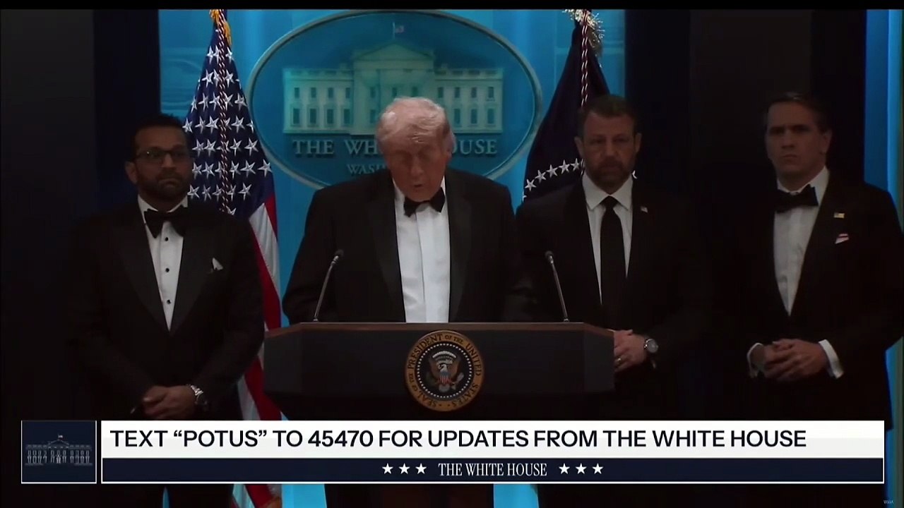 Donald Trump, evacuado ileso de la cena de corresponsales de la Casa Blanca, tras un intento de atentado.