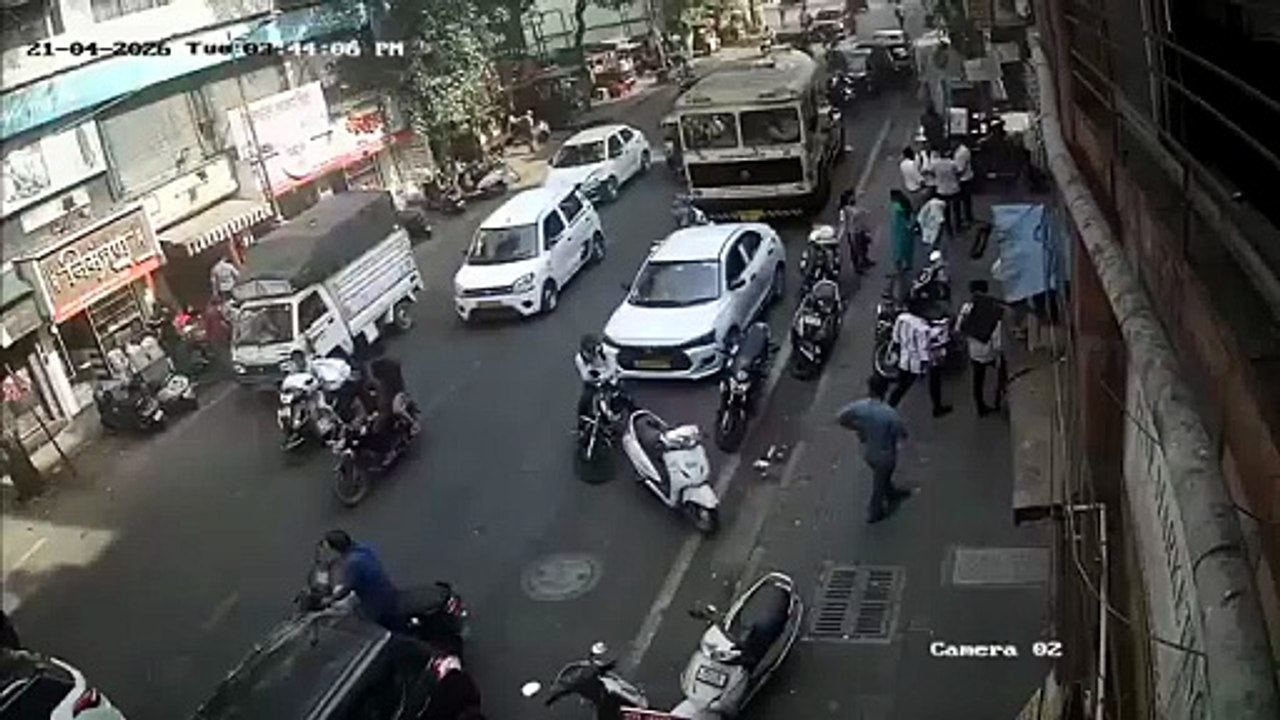 Chaos at Appa Balwant Chowk: #Bus Destroys #Shop in High-Speed #Crash