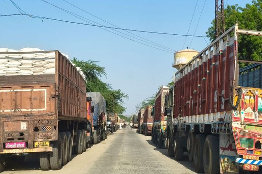 swm news: यहां अ​धिकारियों की लापरवाही: चकचैनपुरा से एफसीआई गोदाम तक ट्रकों ने रोकी रफ्तार