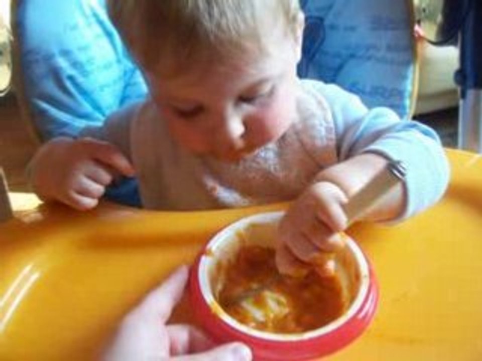 Julian ma,ge comme un cochon (10 juin 2008)