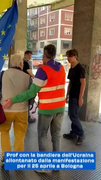 Prof con la bandiera dell'Ucraina allontanato dalla manifestazione per il 25 aprile a Bologna: il video