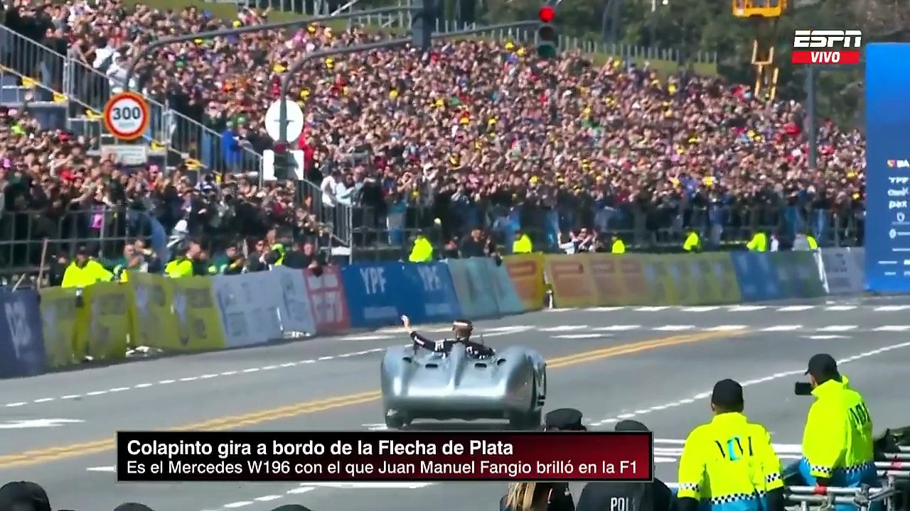 Colapinto con la Flecha de Plata de Juan Manuel Fangio en las calles de Buenos Aires