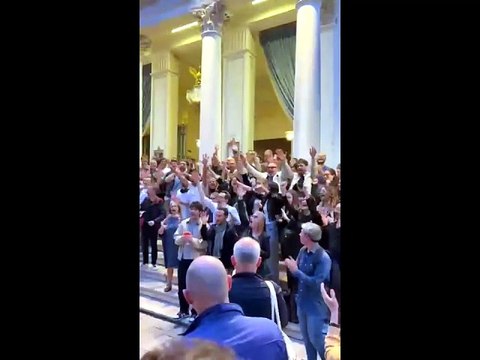 Applausi pubblico e maestranze Fenice per licenziamento Venezi - Video