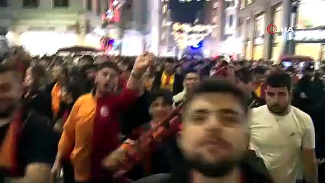 Galatasaraylı taraftarlar derbi galibiyetini Taksim’de kutladı | Ajansspor | IHA