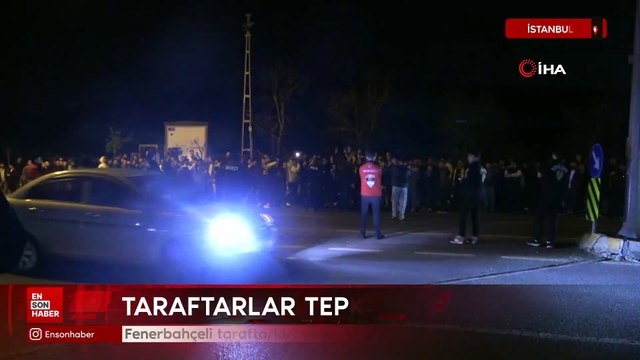 Fenerbahçeli taraftarlar, yönetim ve futbolculara tepki gösterdi