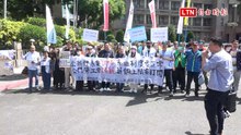 公教團體赴政院丟球抗議 嗆「拒做國營低薪」