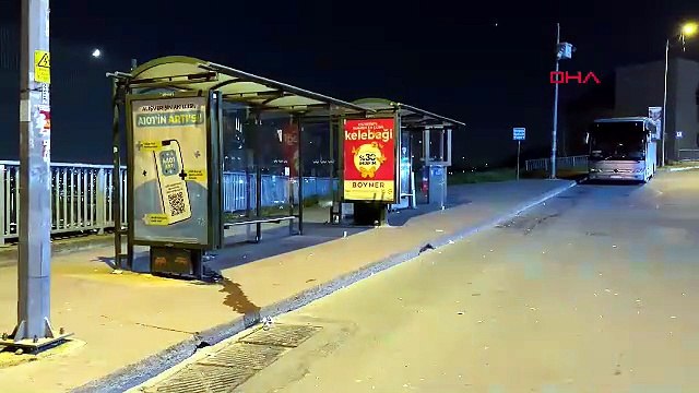 Otomobilin çarptığı motosiklet durağa daldı: Ölü ve yaralılar var!
