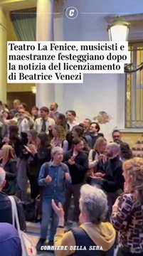 Teatro La Fenice, musicisti e maestranze festeggiano dopo la notizia del licenziamento di Beatrice Venezi