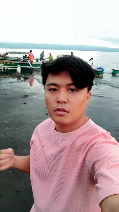 Miadto sa baybay si Mike