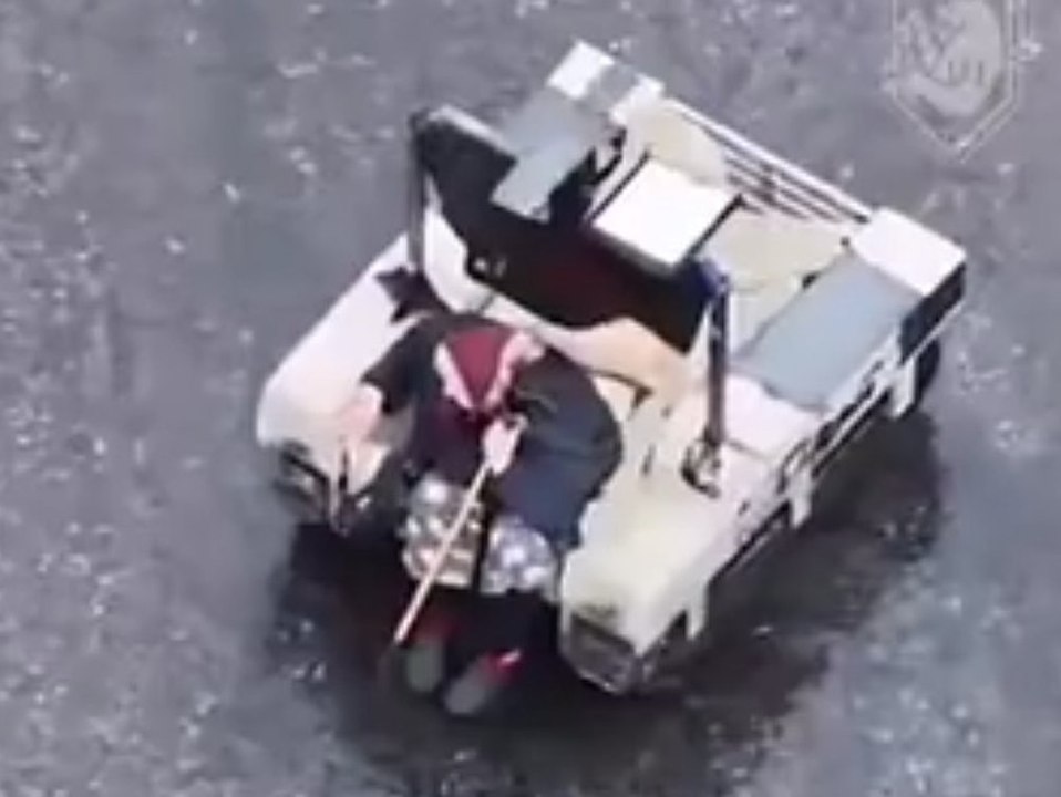 Ferngesteuerter Roboter evakuiert ältere Frau nach Bombenangriff