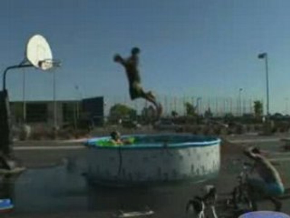Kobe Bryant dunk au-dessus des serpents !