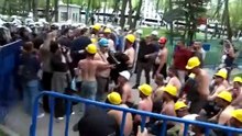 Aylardır maaş alamayan işçilerin direnişi sürüyor: 8'inci günde polisten biber gazlı müdahale!