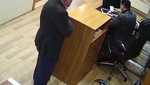 Belediyede sekretere satırla saldırdı!
