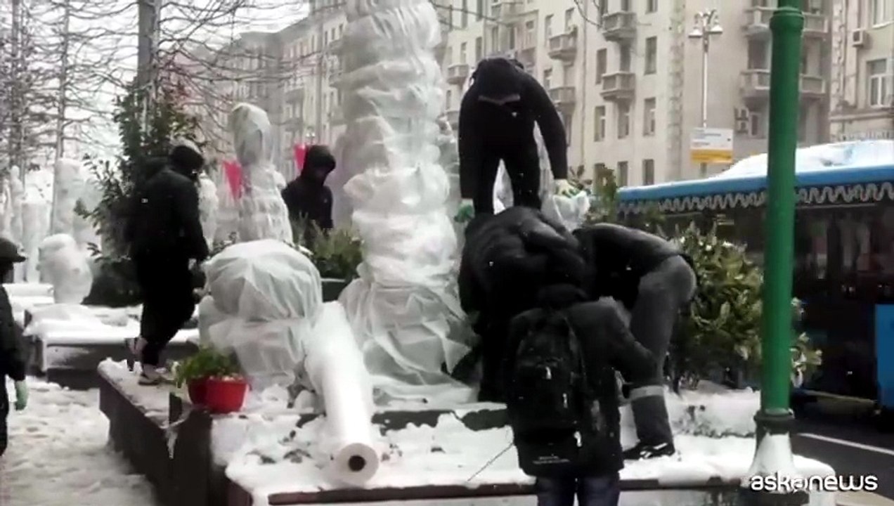 Neve di primavera a Mosca, alberi caduti, disagi e voli cancellati
