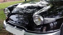 Une des plus vielles voitures de France : dans l'Orne, il roule en Panhard à l'occasion d'un rassemblement