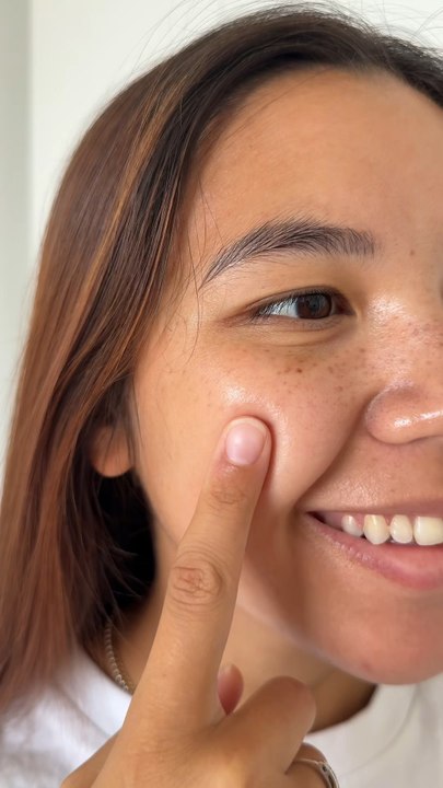🍼“Une fille vole la beauté de sa maman”Cette phrase, je l’ai entendue des dizaines de fois… et je dois dire que ma peau a vraiment souffert depuis le début de ma grossesse. Alors voici ma routine ✨