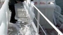 Casser la glace sur un bateau, tellement satisfaisant