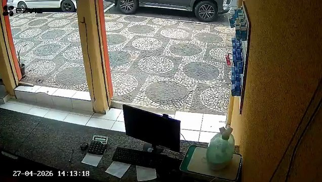 Vídeo mostra caminhão atingindo parede após colidir em carros estacionados no Centro de Umuarama