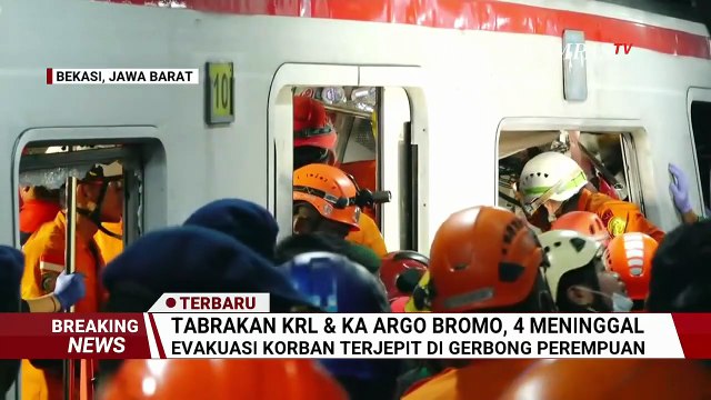 Terbaru! Tabrakan KRL di Bekasi, Petugas Evakuasi Korban Terjepit di Gerbong Perempuan