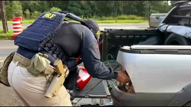 Mãe e filho tentam enganar polícia, mas acabam presos com carga milionária de iPhones na BR-277; veja vídeo