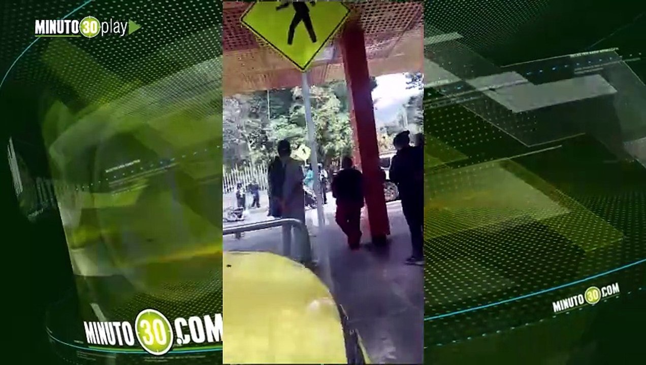 ¡Se quiso pasar de vivo! Conductor se voló de un control en la Terminal del Norte y se llevó por delante a agentes de tránsito