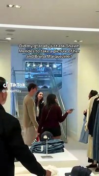 Fã viraliza com atitude inusitada ao encontrar Shawn Mendes e Bruna Marquezine em shopping; assista