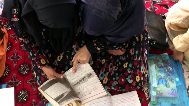 Niñas afganas desafían a los talibanes en escuelas secretas