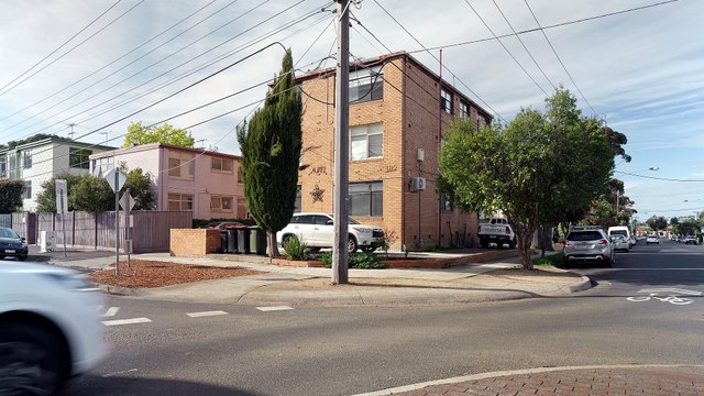 NEVER TOO SMALL: $20K DIY Renovation of 1960s Melbourne Apartment, 42sqm/452sqft
