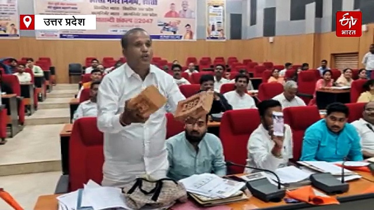 7 घंटे चला झांसी नगर निगम सदन, नगर आयुक्त-महापौर आमने-सामने, ईंट लेकर कौन पहुंचा?