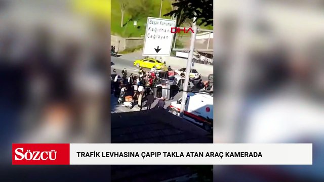 Seyrantepe’de trafik levhasına çapıp takla atan araç kamerada