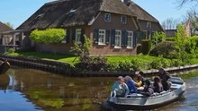 Et des personnes habitent toujours dans ces maisons datant du 17e siècle 😍.📍 Giethoorn, Overijssel, Pays-Bas🗓️ Idéal au printemps et en été🚶Accès au village gratuit🛶 Location bateau : ~25€/heure🕞 10h - 18h pour la location de bateaux