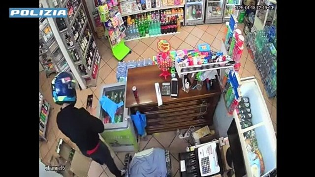 Rapine con il martello nei negozi di Sassari: arrestato aggredisce polizia a colpi di casco