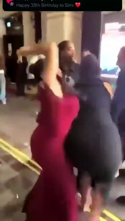 Η στιγμή που η πρώην παίκτρια X Factor πατάει μ...