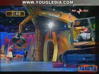 DESHABILLEE PAR UNE PELLETEUSE