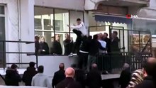 Bursa’da iki grup arasında çıkan tartışmada tekmeler ve sopalar konuştu