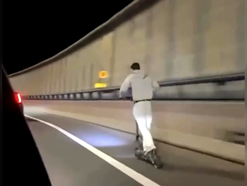 Mann rast auf E-Roller über Autobahn