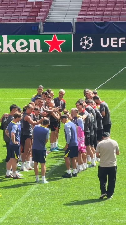 El pasillo de collejas a Simeone por su 56 cumpleaños